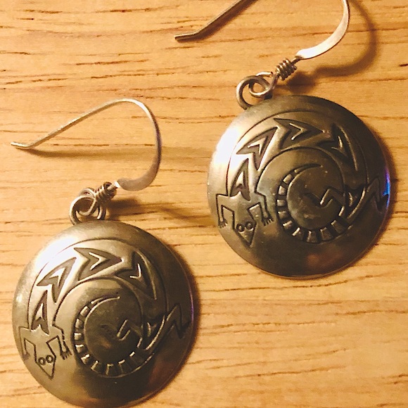 Silver dime shape earrings with gecko or lizard design. - Picture 3 of 5